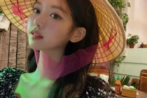 Đội nón lá Việt Nam, gái xinh Hàn Quốc được khen hết lời