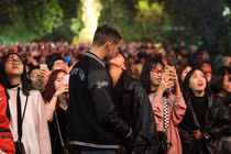 Các cặp đôi trao nhau nụ hôn ngọt ngào đúng khoảnh khắc giao thừa 2020