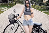 Hot girl Đồng Tháp diện quần siêu ngắn đạp xe gây chú ý