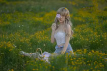 Mẫu nội y dân tộc Nùng mặt xinh, dáng chuẩn, eo "thắt cổ chai"