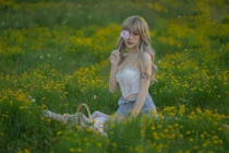 Mẫu nội y dân tộc Nùng mặt xinh, dáng chuẩn, eo "thắt cổ chai"