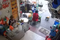 Khách tố bị nhân viên quán cháo sườn "tác động vật lý" 