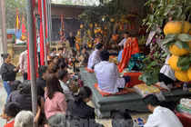 Bất chấp dịch Covid-19, người dân vẫn tụ tập đông người tổ chức hầu đồng