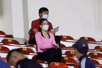 Xuất hiện trên khán đài, bồ Đặng Văn Lâm chiếm sóng tuyệt đối