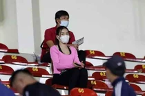 Xuất hiện trên khán đài, bồ Đặng Văn Lâm chiếm sóng tuyệt đối