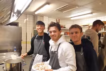 Phát sốt Văn Hậu hào hứng khoe ảnh vào bếp nấu nướng 