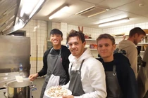 Phát sốt Văn Hậu hào hứng khoe ảnh vào bếp nấu nướng 