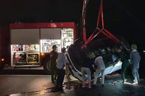 Xế hộp mất lái lao xuống biển khiến 4 người nguy kịch