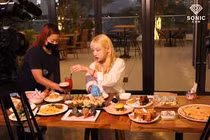 "Thánh mukbang" trả lương cho nhân viên, nghe con số giật mình