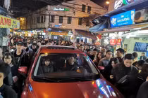 Tài xế ô tô cố chen vào biển người giao thừa gây tranh cãi