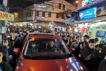 Tài xế ô tô cố chen vào biển người giao thừa gây tranh cãi