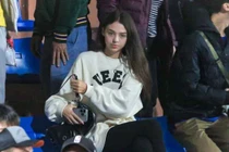 Vợ thủ môn Bùi Tiến Dũng xuất hiện ở Hà Nội cực thân thiện