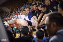 Chứng kiến màn "đốt sân Hàng Đẫy" của CĐV Nam Định, báo châu Á nói gì?