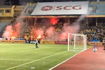 Fan nữ trúng pháo sáng CĐV Nam Định: CLB Hà Nội bị phạt nặng? 