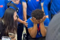 ĐT Việt Nam lên đường về nước, Xuân Son bật khóc nhận huy chương