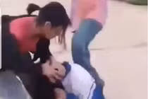 Xôn xao clip nhóm nữ sinh hành hung bạn trên đường