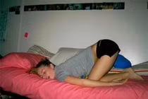 Cười ngất với các "dáng ngủ bá đạo" của hội chị em bạn dì