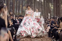 ĐI catwalk trong rừng, Lê Bống suýt gặp tai nạn xấu hổ