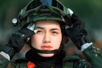 Nữ Hạ sĩ tham gia diễu binh gây sốt với visual tựa hoa hậu