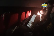 Dân mạng ngao ngán với văn hóa rạp chiếu phim của hai cô gái trẻ