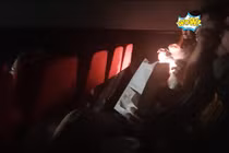 Dân mạng ngao ngán với văn hóa rạp chiếu phim của hai cô gái trẻ