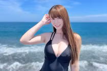 Nữ hoạt náo viên xứ Trung thả dáng trên bãi biển, body đâu ra đấy