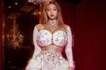 Gái xinh Hàn Quốc "chiêu đãi" vòng 1 khủng hơn 1 mét gây chú ý