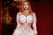 Gái xinh Hàn Quốc "chiêu đãi" vòng 1 khủng hơn 1 mét gây chú ý