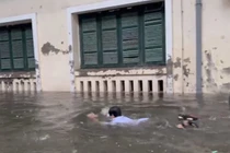 Hà Nội ngập lụt học sinh biến sân trường thành bể bơi cực chất