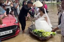 Cười ngày mưa lũ, chú rể dùng thuyền rước dâu vào hôn trường