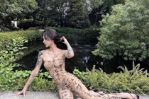 Hot girl xăm trổ xứ Trung gây hiểu lầm vì bộ đồ màu da