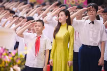 Netizen đua nhau truy tìm cô giáo gây đốn tim trong lễ khai giảng 