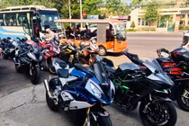 Choáng ngợp với đoàn xe rước dâu toàn "siêu xe" tại Sài Gòn