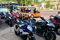 Choáng ngợp với đoàn xe rước dâu toàn "siêu xe" tại Sài Gòn