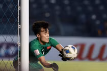 "Bắt bóng hết mình, cản phá hết hồn" Bùi Tiến Dũng hóa siêu nhân cứu U23 Việt Nam