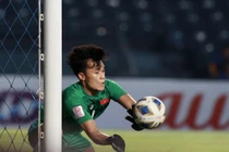 "Bắt bóng hết mình, cản phá hết hồn" Bùi Tiến Dũng hóa siêu nhân cứu U23 Việt Nam