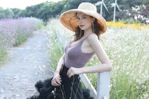 Trải qua sinh nở, “tiên nữ Đông Âu” vẫn đẹp khiến fan mê mẩn