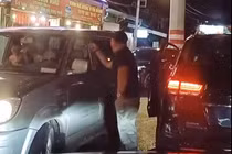 Người đàn ông đập kính ô tô, hành hung tài xế trên đường