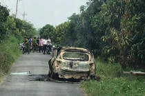 Thi thể người nằm trong xe taxi bị cháy rụi