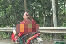 Sau màn đẩy xe rùa, “hot girl ăn quỵt” giong ruổi bằng xe máy