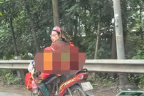 Sau màn đẩy xe rùa, “hot girl ăn quỵt” giong ruổi bằng xe máy