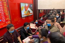 Giá vàng hôm nay 10/2, ôm hàng, chờ thời chốt giá