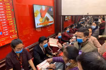 Giá vàng hôm nay 10/2, ôm hàng, chờ thời chốt giá