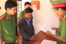 Cha dượng thuê người chặn đường, đánh con riêng của vợ