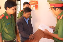 Cha dượng thuê người chặn đường, đánh con riêng của vợ