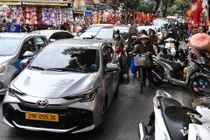 Chưa Tết, phố cổ Hà Nội đã ùn tắc triền miên