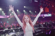 Nữ DJ miền Tây diện áo dài chơi nhạc gây tranh cãi