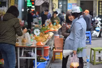 Xem người phố cổ tiêu tiền như thế nào ở đặc khu mua sắm Tết 'chợ nhà giàu'