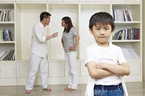 Thấy bố say xỉn đánh mẹ, cậu bé 6 tuổi làm hành động bất ngờ