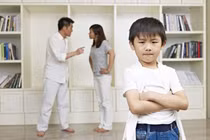 Thấy bố say xỉn đánh mẹ, cậu bé 6 tuổi làm hành động bất ngờ